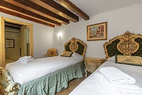 Gondola Luxury Apartment by Wonderful Italy