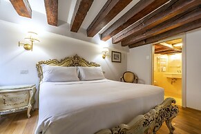 Gondola Luxury Apartment by Wonderful Italy