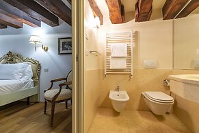 Gondola Luxury Apartment by Wonderful Italy