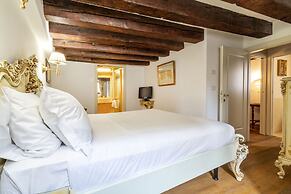 Gondola Luxury Apartment by Wonderful Italy