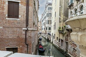 Gondola Luxury Apartment by Wonderful Italy