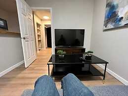 Cozy 1 Bedroom Rental With Den Free Parking Close to University