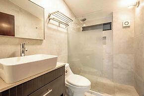 Spacious House Pool & Jacuzzi