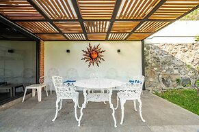 Spacious House Pool & Jacuzzi