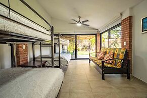 Spacious House Pool & Jacuzzi