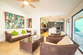 Spacious House Pool & Jacuzzi