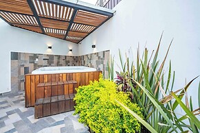 Spacious House Pool & Jacuzzi