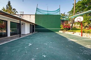 Spacious House Pool & Jacuzzi