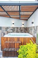 Spacious House Pool & Jacuzzi