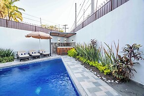 Spacious House Pool & Jacuzzi