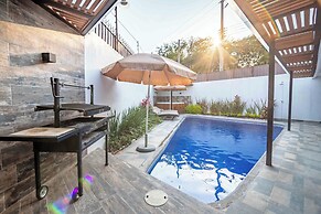 Spacious House Pool & Jacuzzi