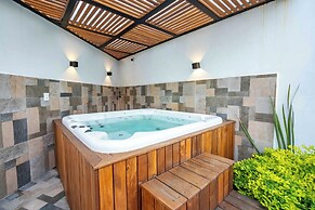 Spacious House Pool & Jacuzzi