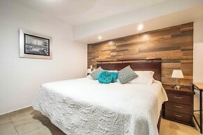 Spacious House Pool & Jacuzzi