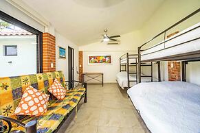 Spacious House Pool & Jacuzzi