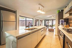 Spacious House Pool & Jacuzzi