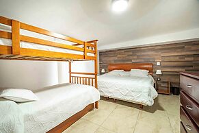 Spacious House Pool & Jacuzzi