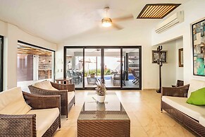 Spacious House Pool & Jacuzzi