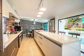 Spacious House Pool & Jacuzzi