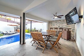 Spacious House Pool & Jacuzzi