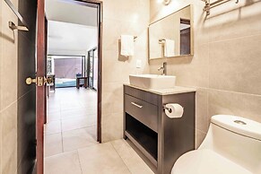 Spacious House Pool & Jacuzzi