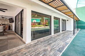 Spacious House Pool & Jacuzzi