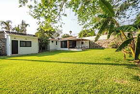 Spacious House Pool & Jacuzzi