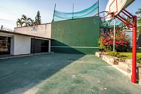 Spacious House Pool & Jacuzzi