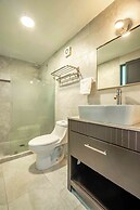 Spacious House Pool & Jacuzzi