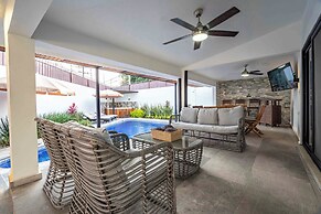 Spacious House Pool & Jacuzzi