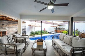 Spacious House Pool & Jacuzzi