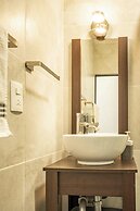 Spacious House Pool & Jacuzzi