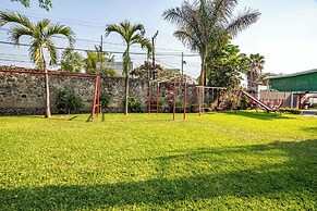 Spacious House Pool & Jacuzzi