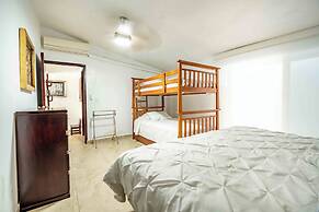 Spacious House Pool & Jacuzzi