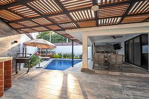 Spacious House Pool & Jacuzzi