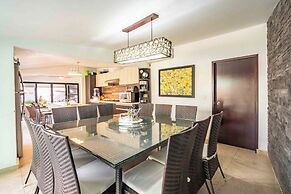 Spacious House Pool & Jacuzzi