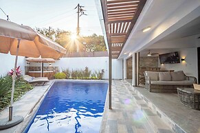 Spacious House Pool & Jacuzzi