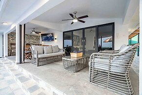 Spacious House Pool & Jacuzzi