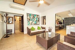 Spacious House Pool & Jacuzzi