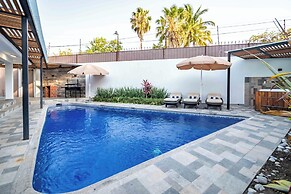 Spacious House Pool & Jacuzzi