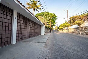 Spacious House Pool & Jacuzzi