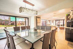 Spacious House Pool & Jacuzzi