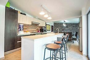 Spacious House Pool & Jacuzzi