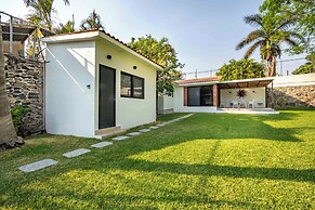 Spacious House Pool & Jacuzzi