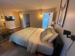 Morden Newly Renovated 1br Flats, Walk T