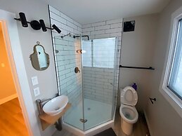 Morden Newly Renovated 1br Flats, Walk T