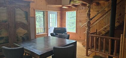 Rustic Beaverfoot Lodge Executive Cabin