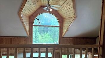 Rustic Beaverfoot Lodge Executive Cabin
