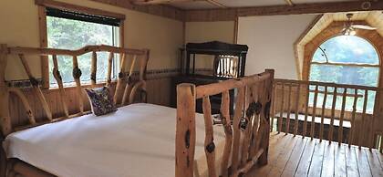 Rustic Beaverfoot Lodge Executive Cabin