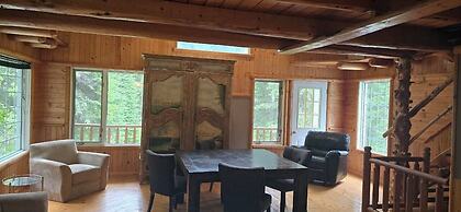 Rustic Beaverfoot Lodge Executive Cabin