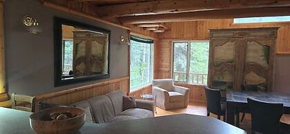 Rustic Beaverfoot Lodge Executive Cabin